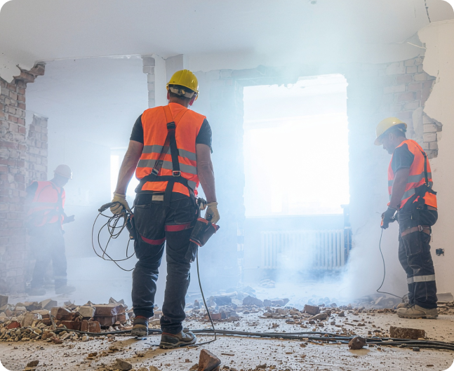 Darbinieki demontāžas procesā